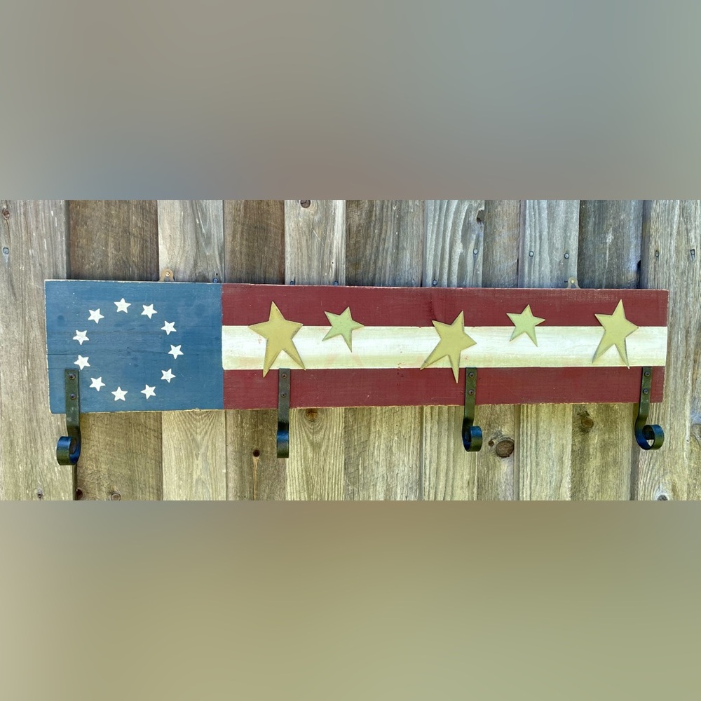 PATRIOTIC AMERICANA STARS STRIPES RED WHITE BLUE HANGING WALL RACK PEG BOARD
